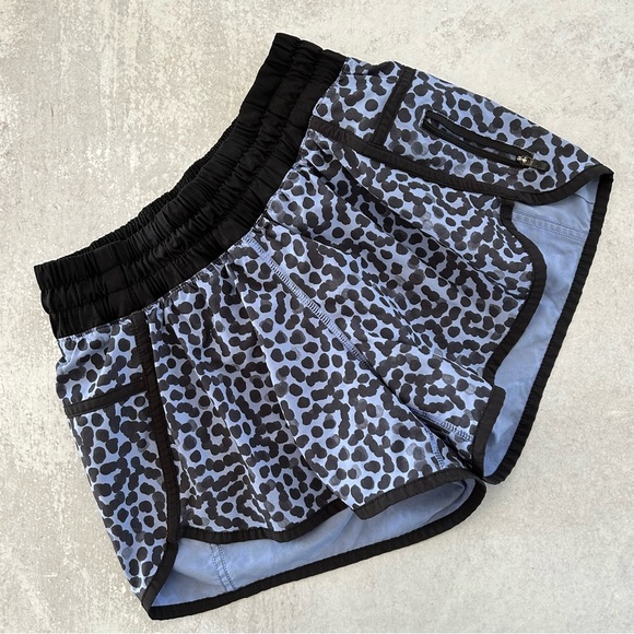 Lululemon Tracker Short in Ace Spot Lullaby Black, 4 - Picture 3 of 8